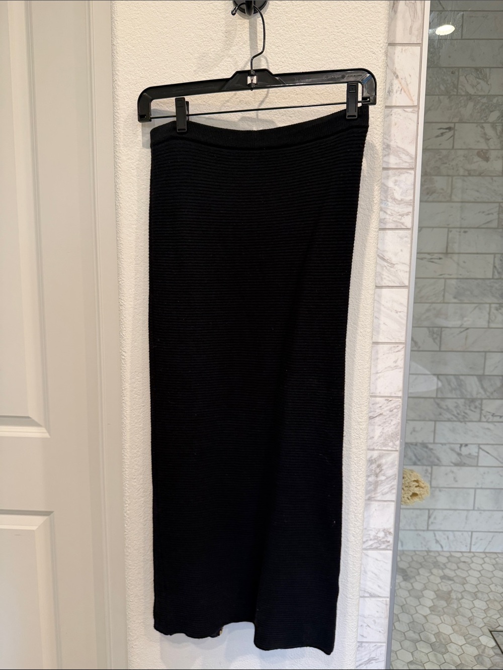 Alice and Olivia  Black Ribbed Knit Skirt